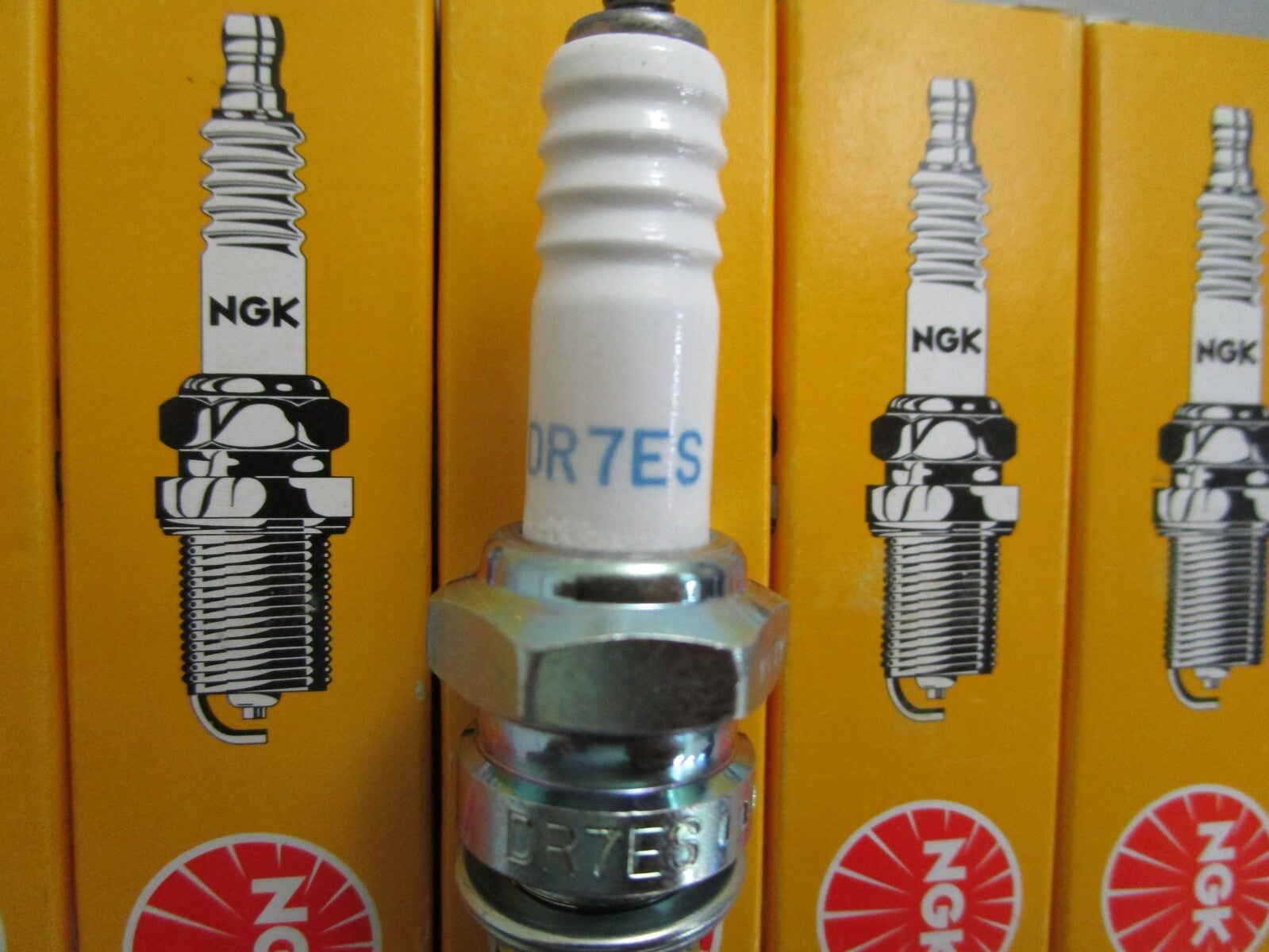*NEW* (LOT OF 7) 0820 NGK Spark Plug DR7ES