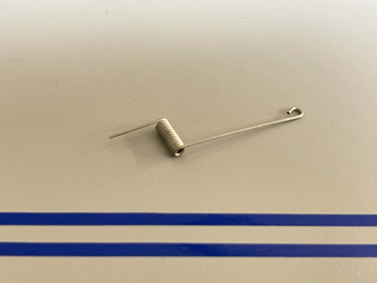 *NEW OEM* 0810 OMC Johnson Evinrude Spring 325913 0325913