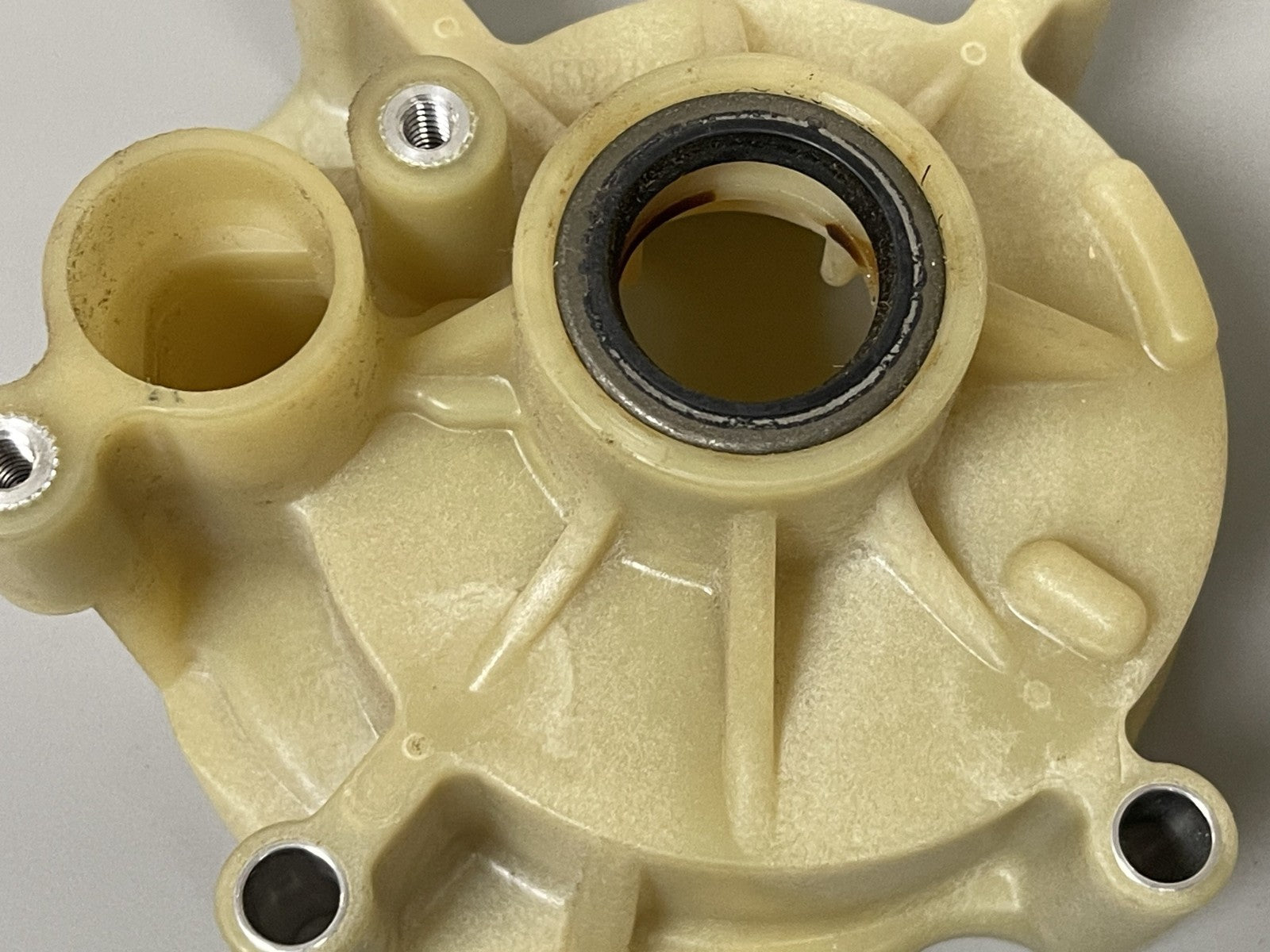 NEW OEM 393508 Johnson Evinrude Water Pump Housing 0670