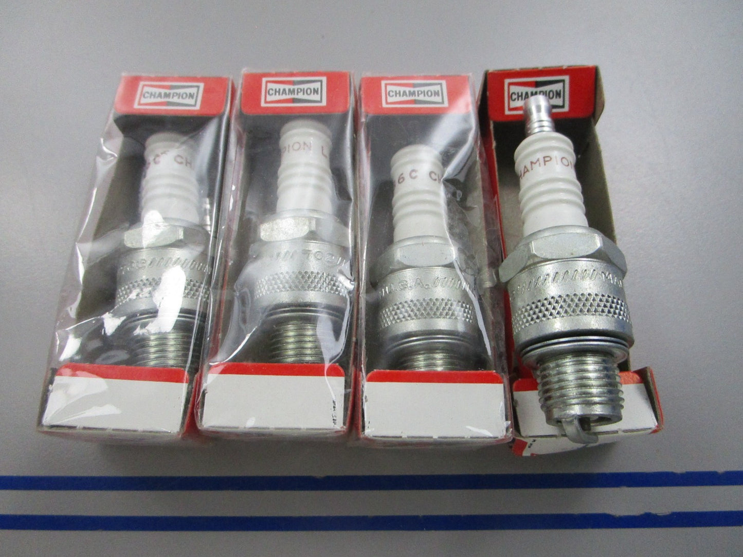 NEW (LOT OF 4) L86C Champion Spark Plug 0810