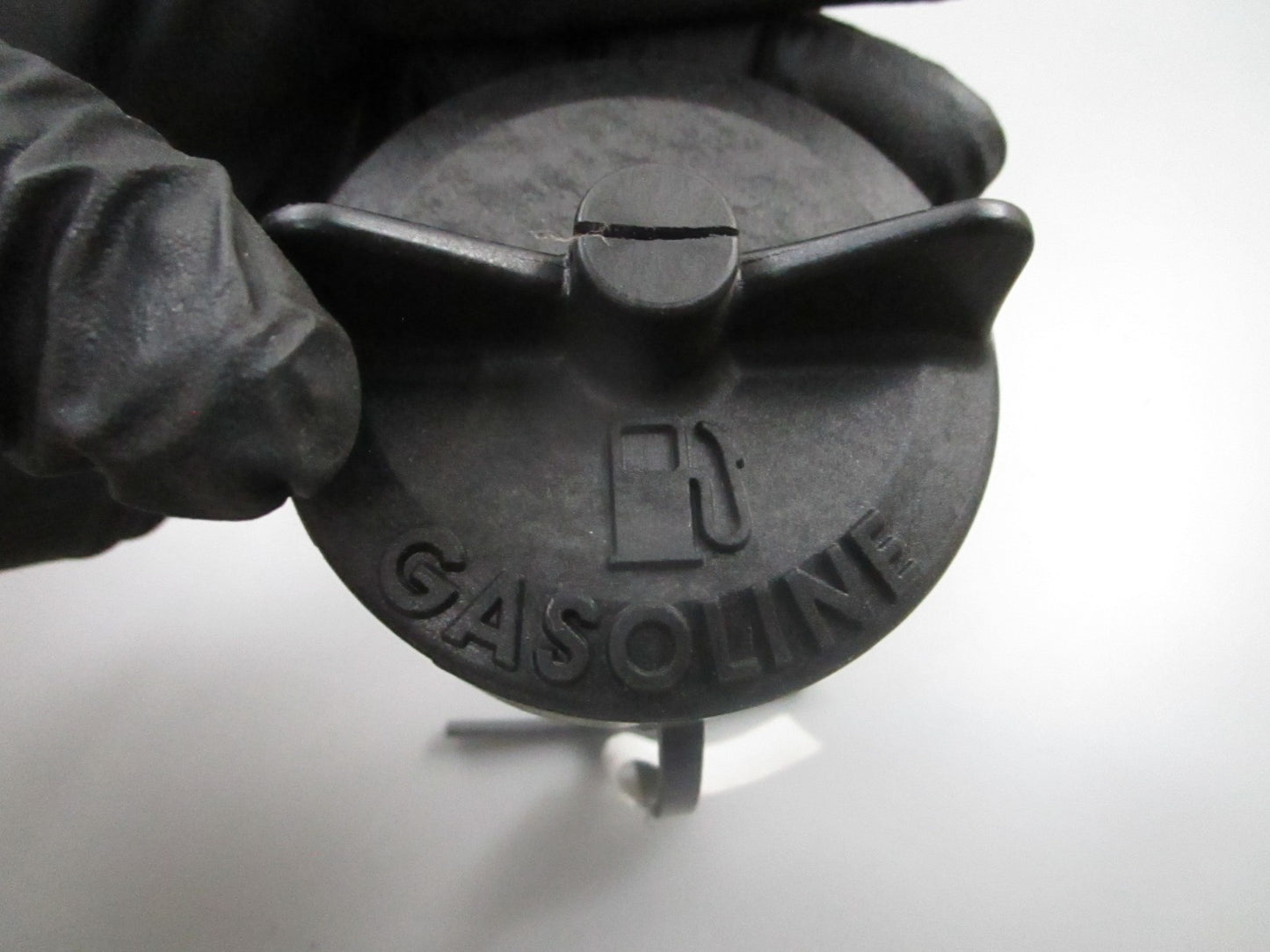 *NEW OEM* 0810 OMC Johnson Evinrude Fuel Cap Assembly 767525 0767525