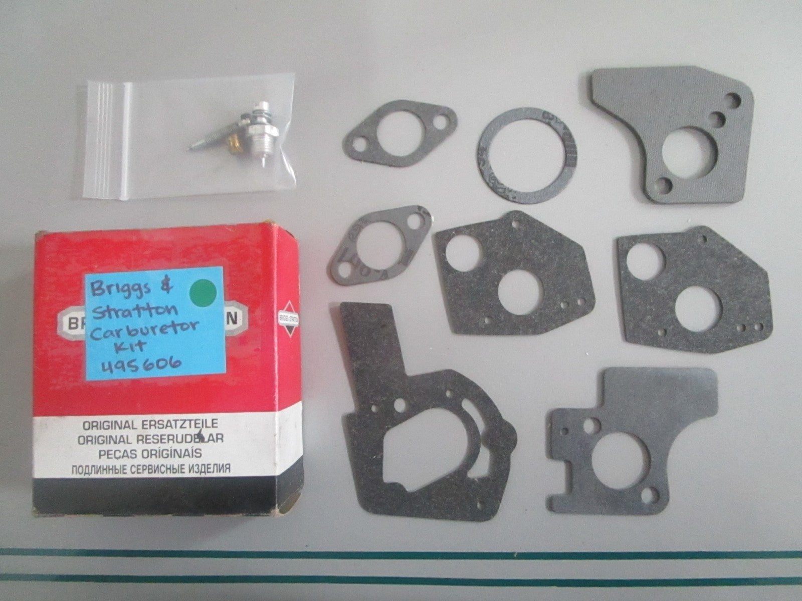 NEW OEM 495606 Briggs & Stratton Carburetor Kit 0820