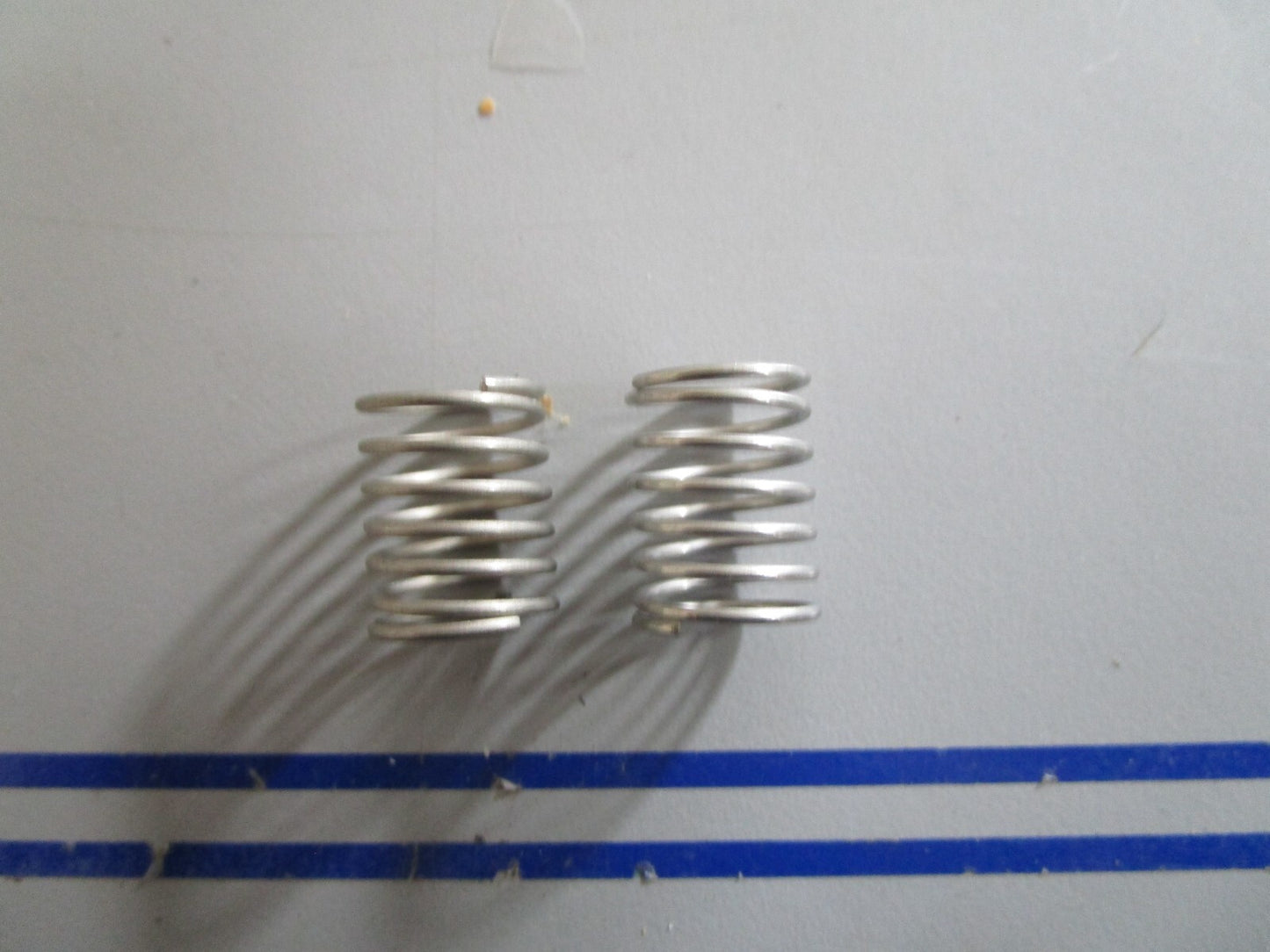 *NEW OEM* (LOT OF 2) 0810 OMC Johnson Evinrude Spring 319694 0319694