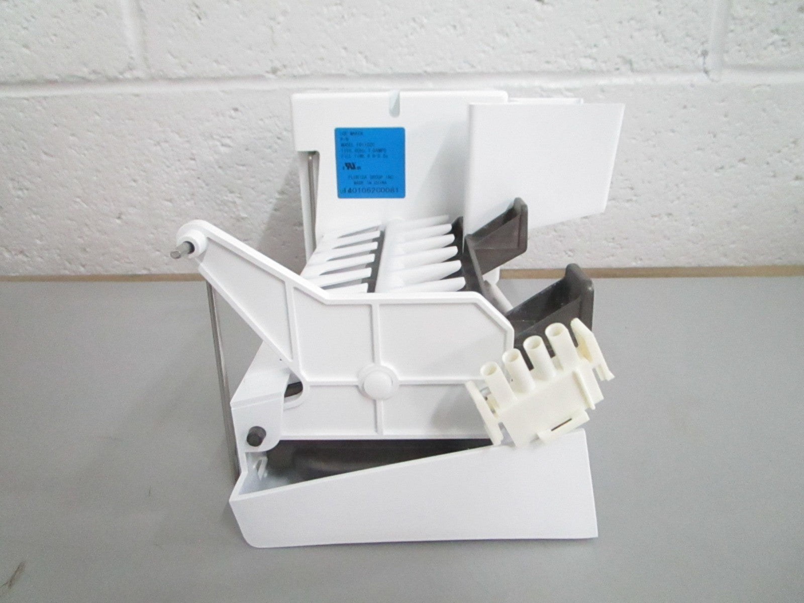 *NEW OEM* 0820 Bosch Ice Maker 00675261