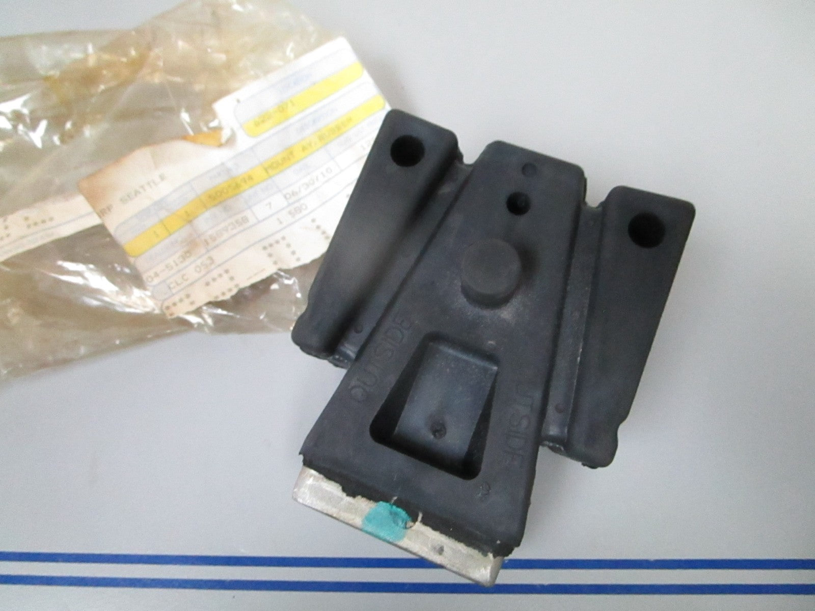 *NEW OEM* 0720 OMC Johnson Evinrude Lower Rubber Mount 5005694