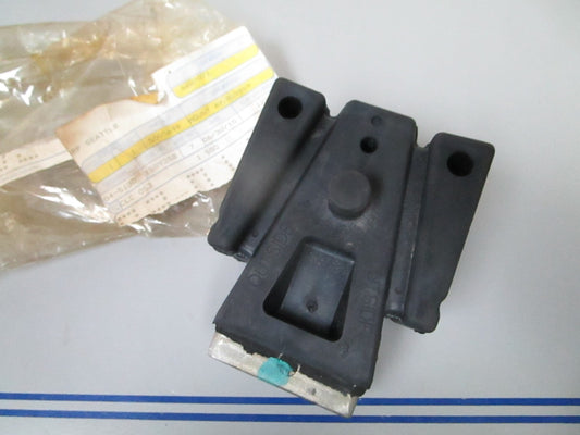 *NEW OEM* 0720 OMC Johnson Evinrude Lower Rubber Mount 5005694