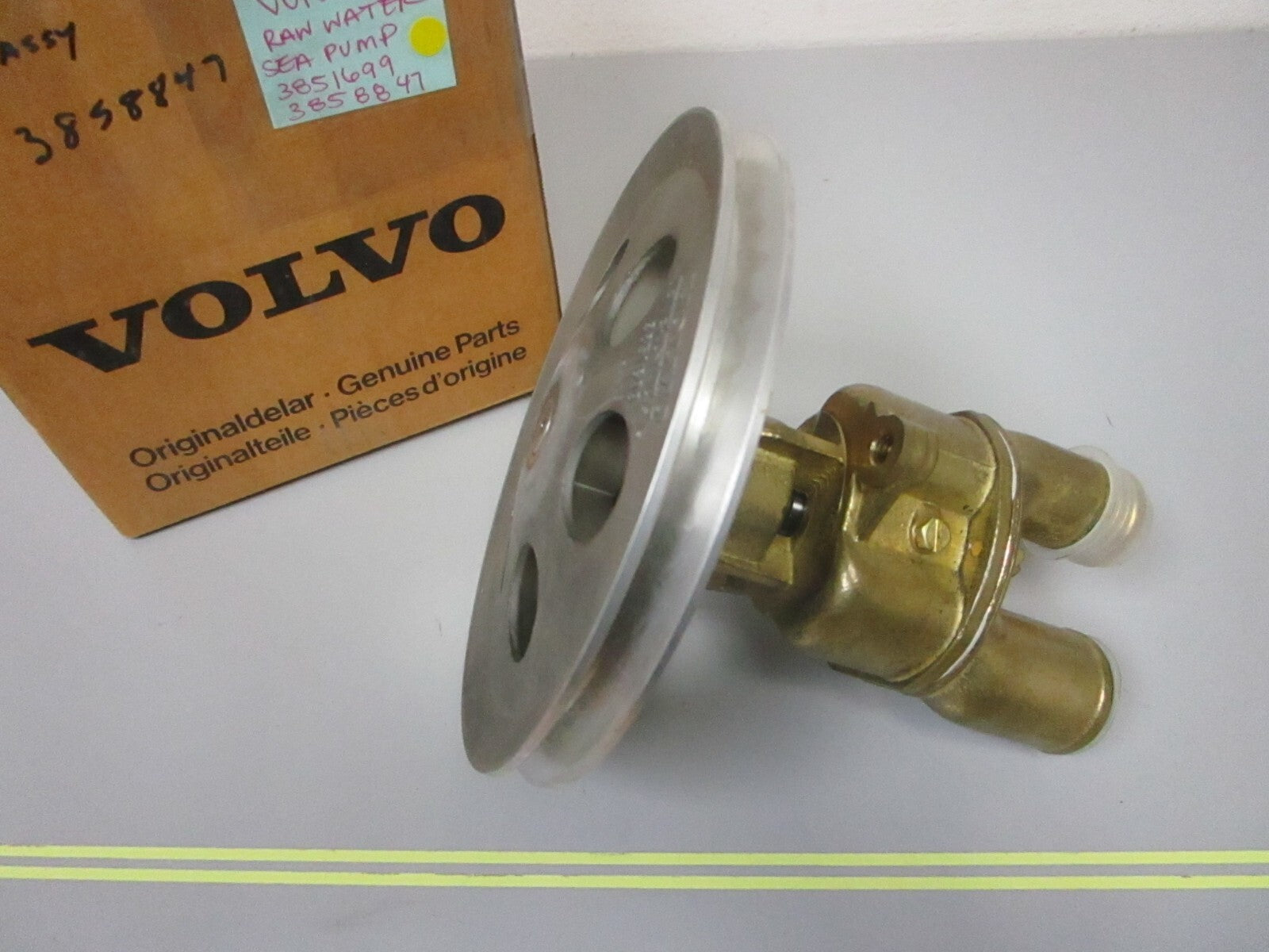 *NEW OEM* 0720 Volvo Penta Raw Water Sea Pump & Pulley Assembly 3851699 3858847