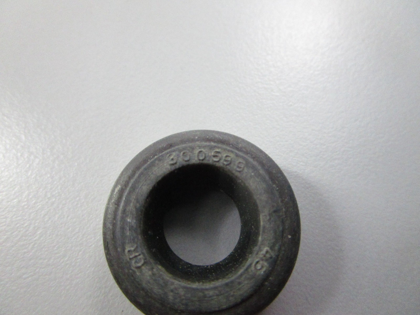 NEW OEM 327031 0327031 OMC Johnson Evinrude Oil Seal 0810