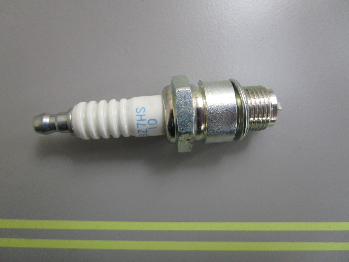 *NEW OEM* 0810 NGK Spark Plug BZ7HS-10