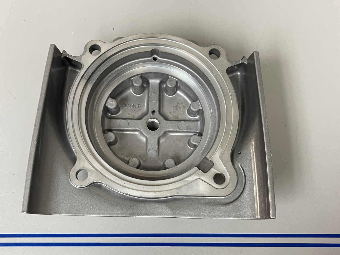 NEW OEM 3854401 3852291 Volvo Penta Upper Gear Bearing Cover 0720