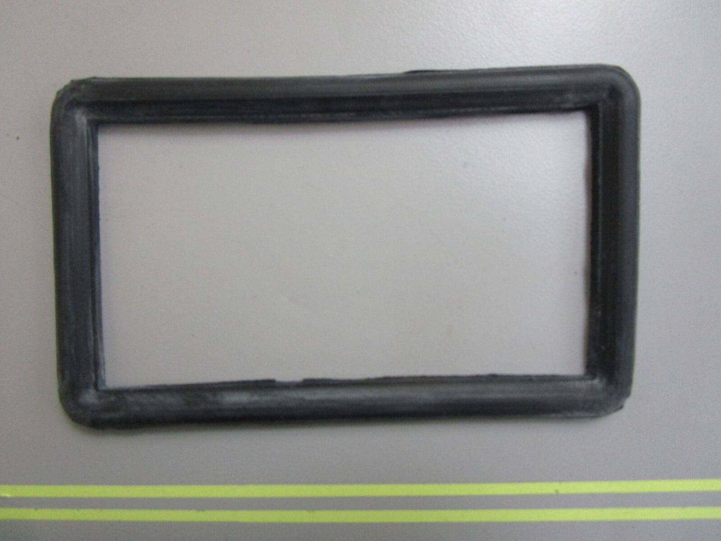 *NEW OEM* 0810 Volvo Penta Sealing Strip 831902