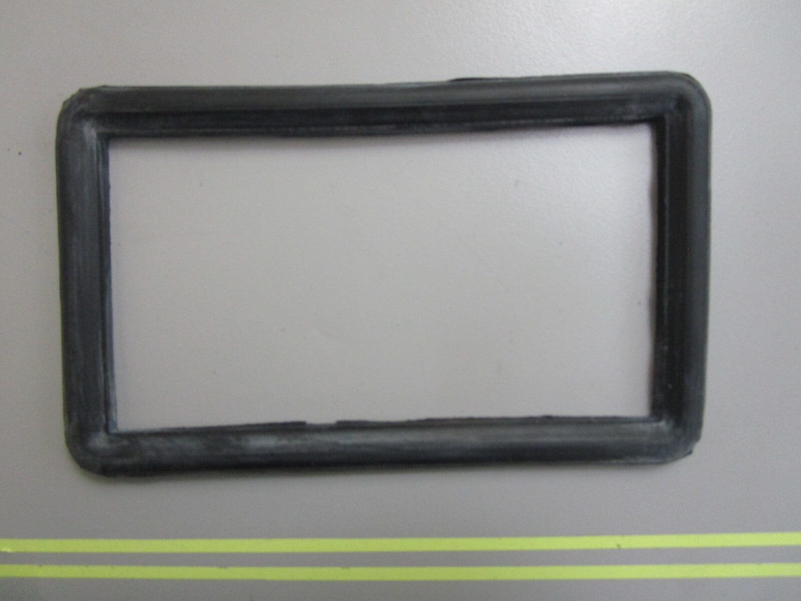 *NEW OEM* 0810 Volvo Penta Sealing Strip 831902