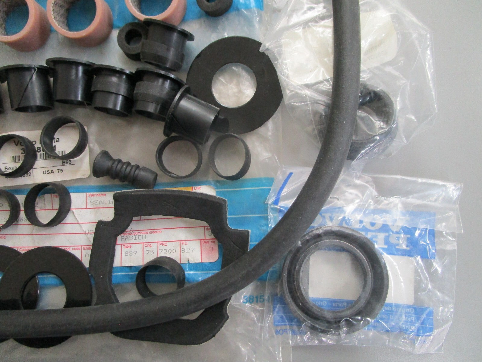 *NEW OEM* 0820 Volvo Penta Sealing Kit 3858631