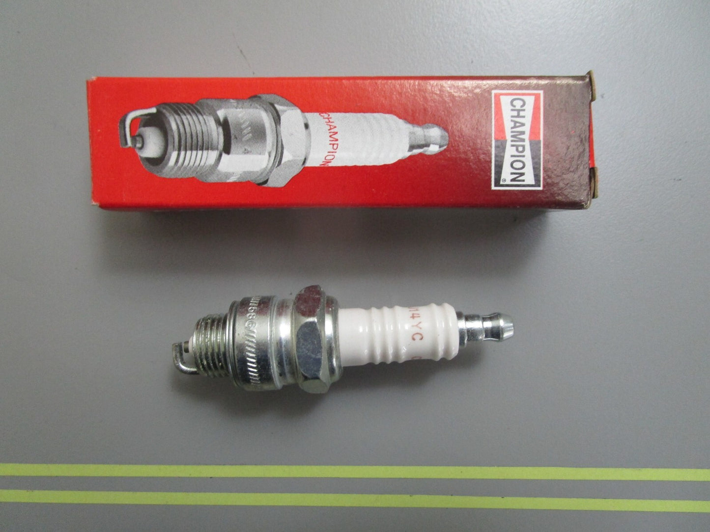 *NEW*  0810 Champion Spark Plug RJ14VC