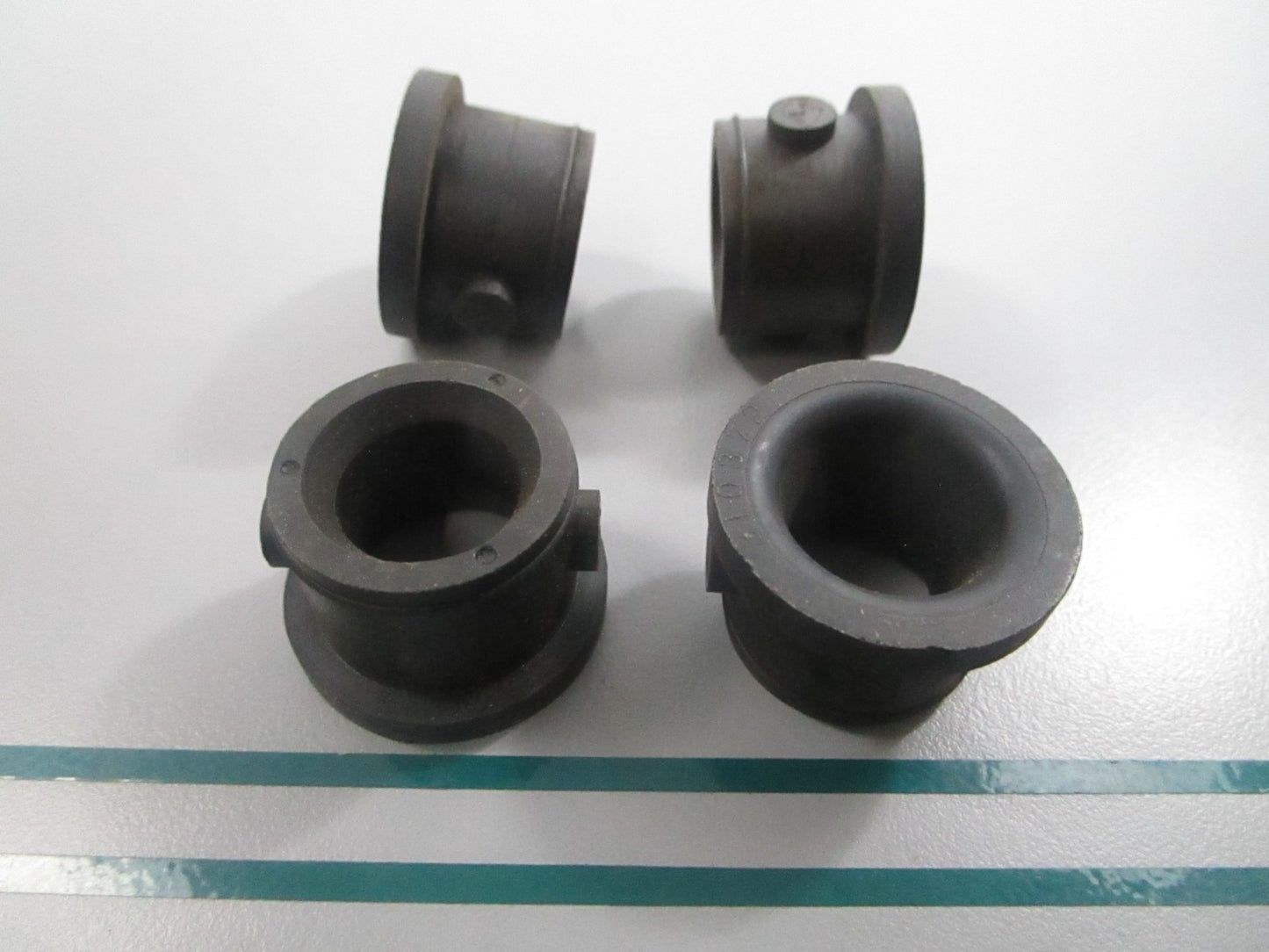 NEW OEM (LOT OF 4) 310372 0310372 OMC Johnson Evinrude Grommet 0810