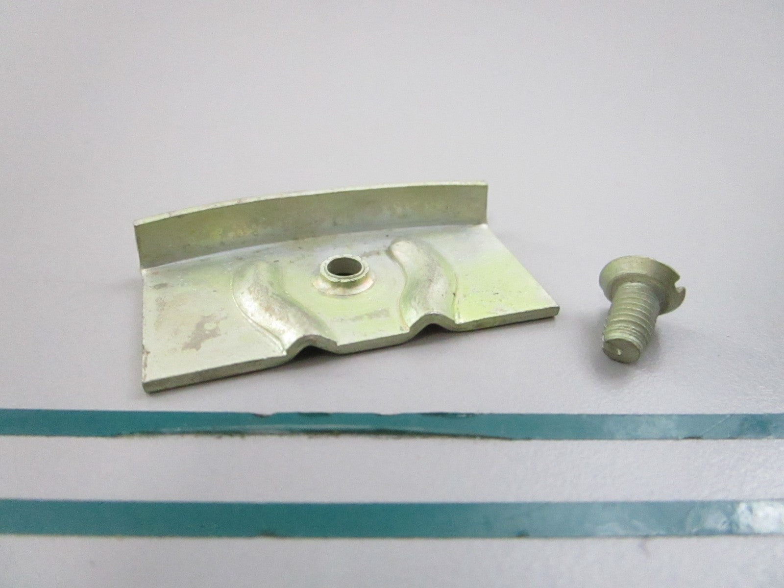 NEW OEM 591214 0591214 OMC Johnson Evinrude Clamp w/ Screw 0810