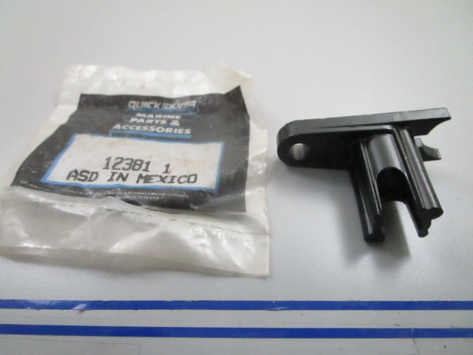 *NEW OEM* 0810 Mercury Quicksilver Retainer 123811