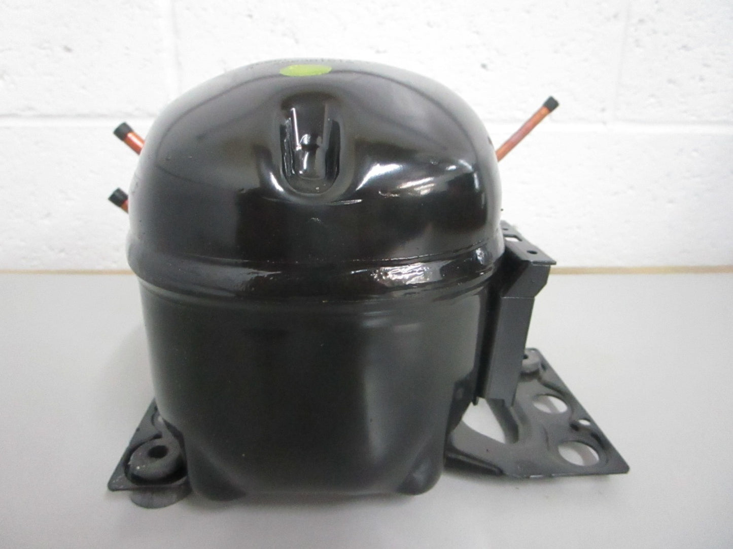 *NEW OEM* 0820 Electrolux Compressor Assy 5304529284