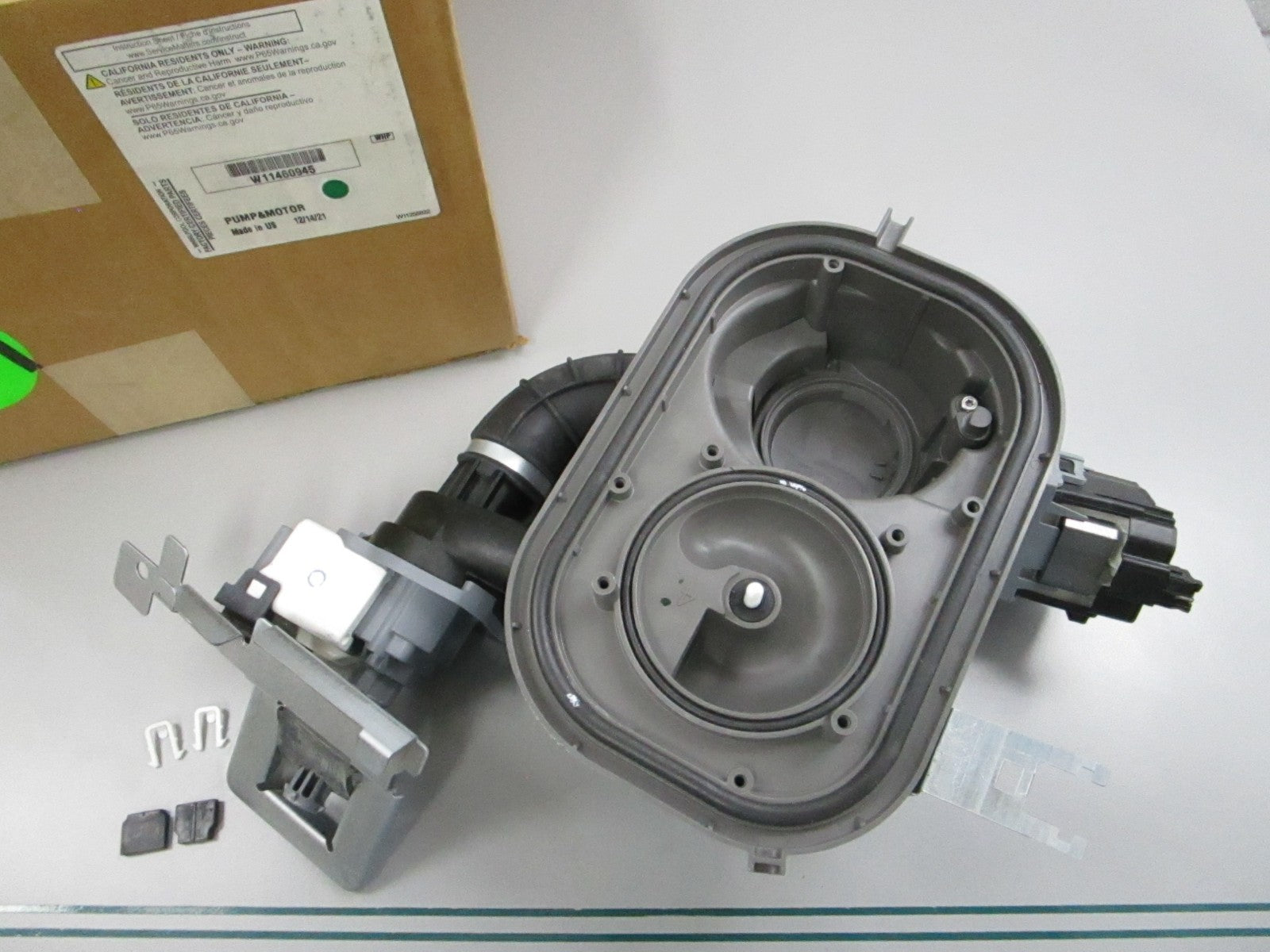 NEW OEM W11460945 Whirlpool Pump & Motor 0810