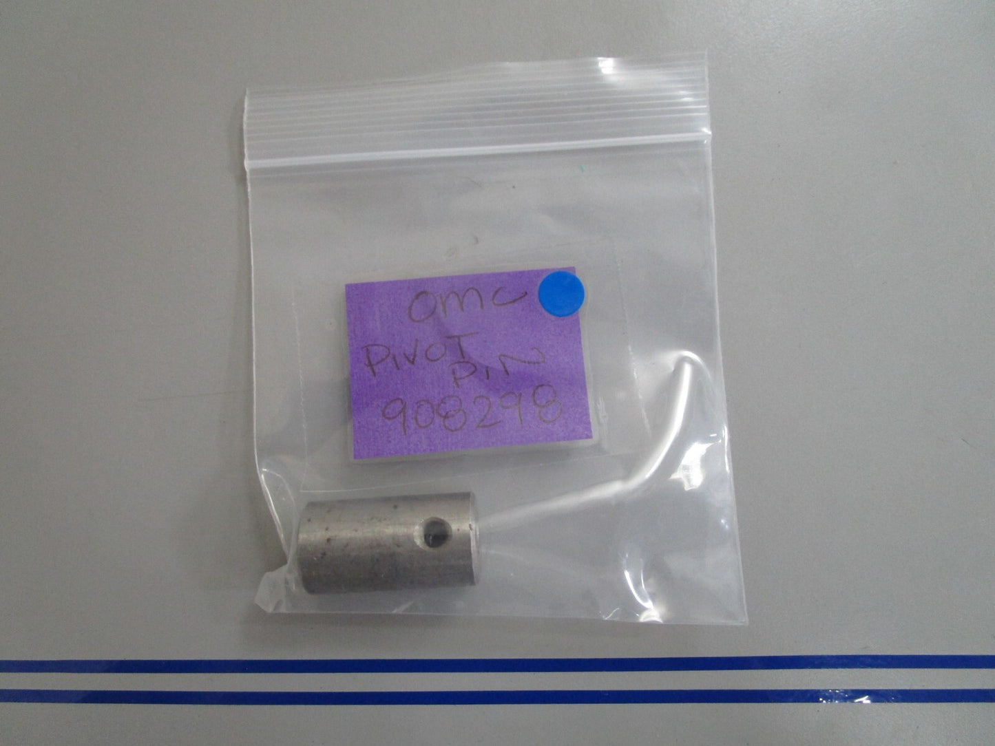 *NEW OEM* 0810 OMC Johnson Evinrude Pivot Pin 908298 0908298