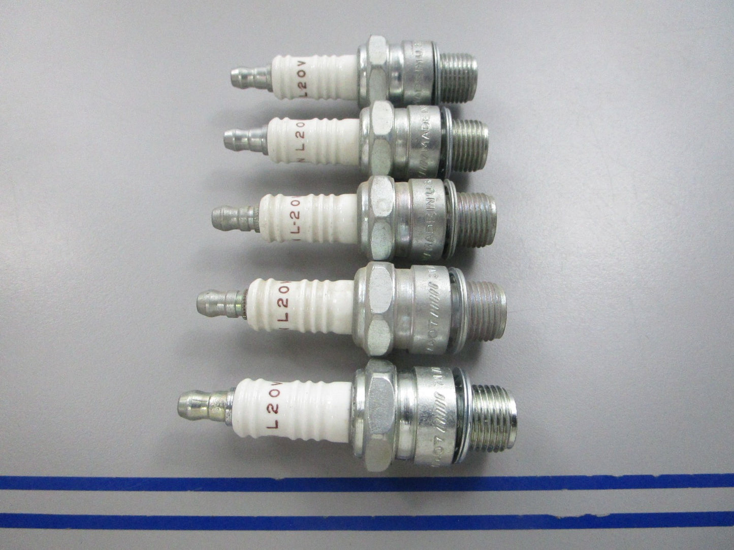 NEW (LOT OF 5) L20V Champion Spark Plug 0810