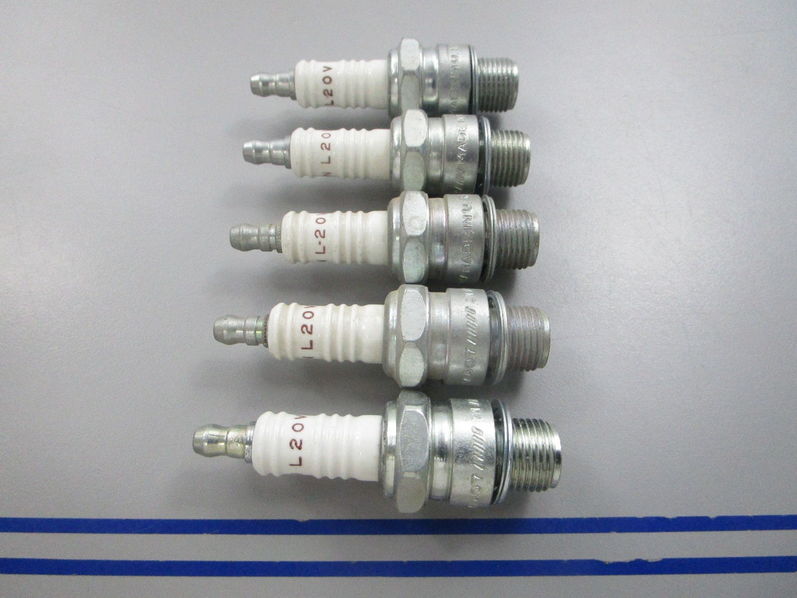 NEW (LOT OF 5) L20V Champion Spark Plug 0810