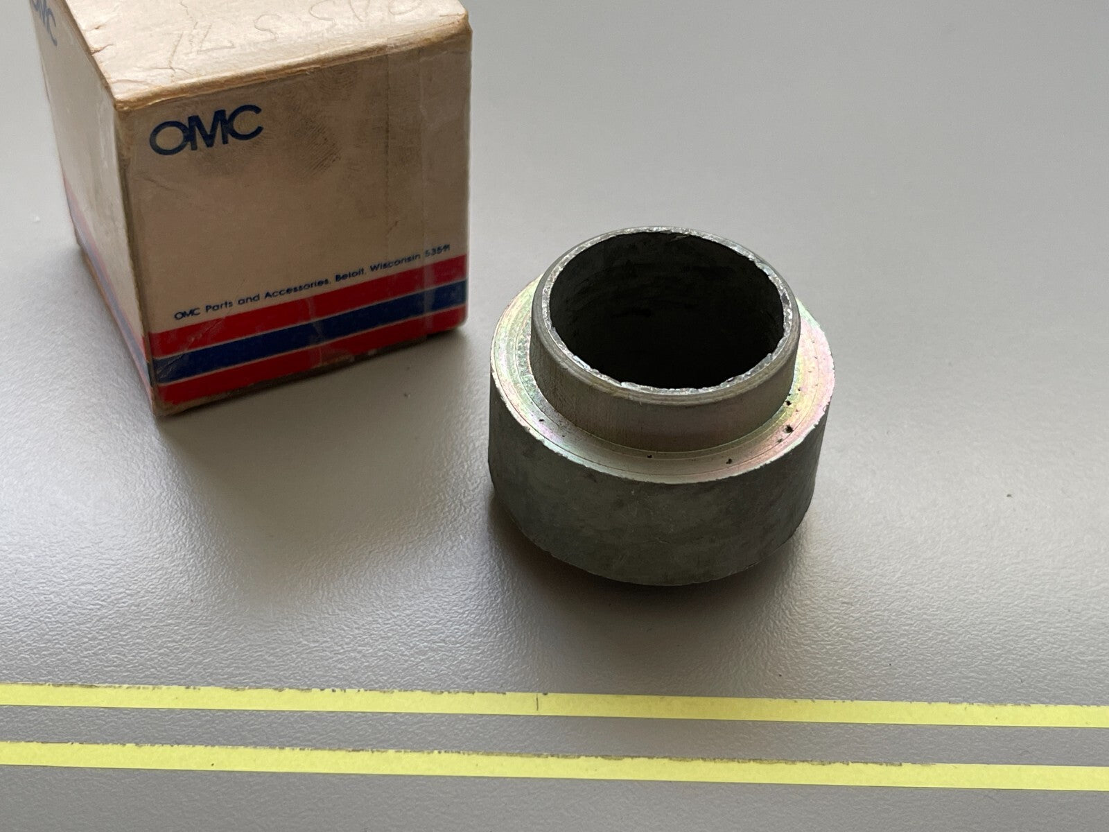 *NEW OEM* 0810 OMC Johnson Evinrude Adapter 305571 0305571