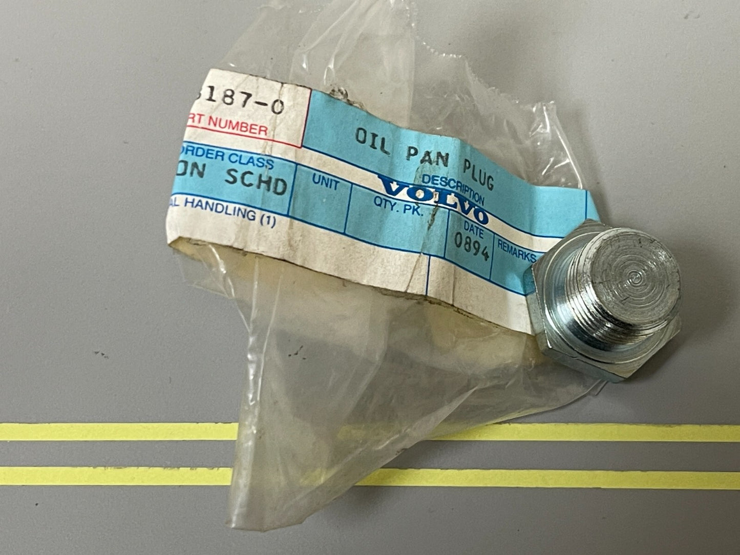 *NEW OEM* 0810 Volvo Penta Plug 948187