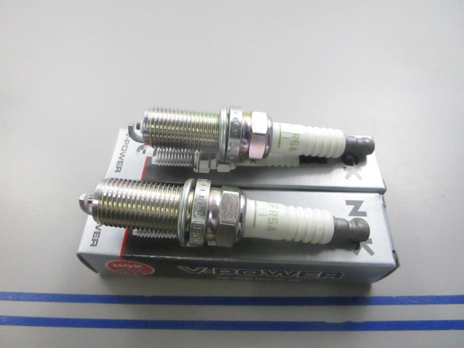 NEW (LOT OF 2) LFR5A-11 NGK V-Power Spark Plug 0810
