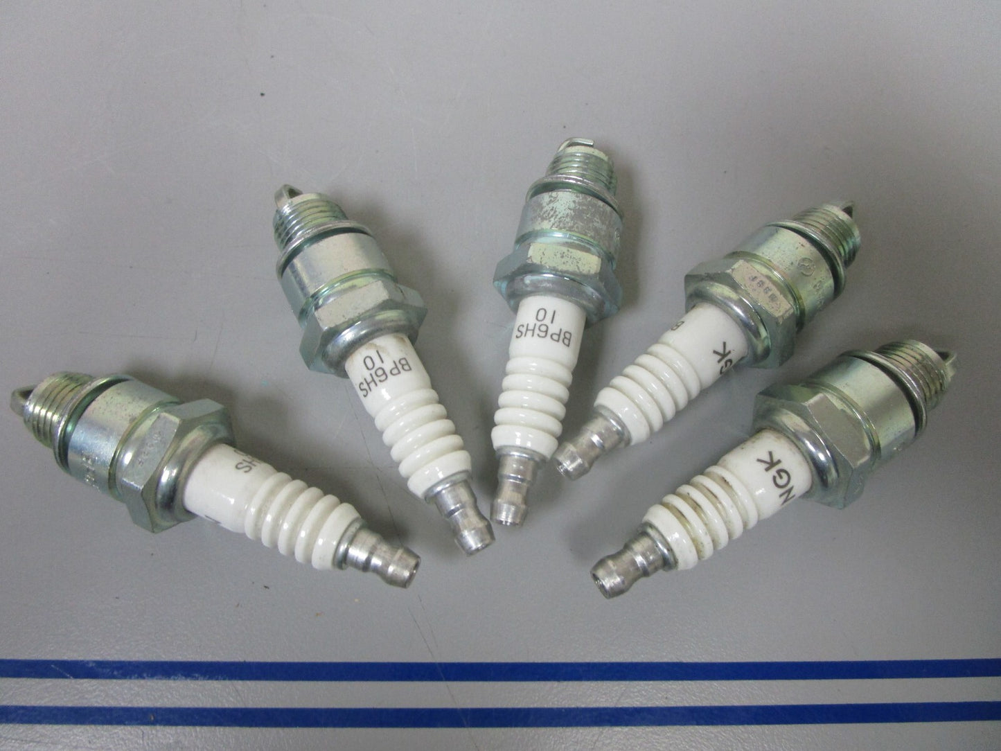 *NEW* (LOT OF 5) 0810 NGK Spark Plug BP6HS-10