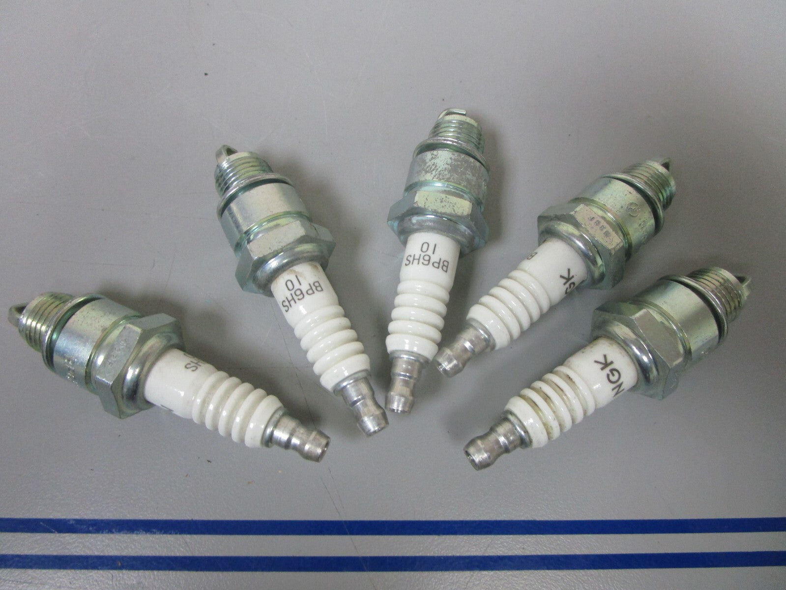 *NEW* (LOT OF 5) 0810 NGK Spark Plug BP6HS-10