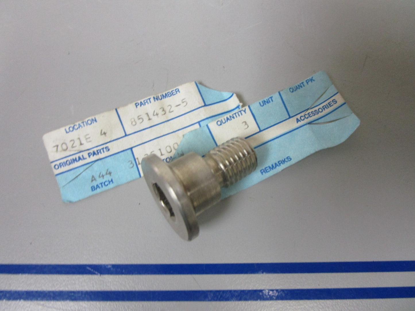 *NEW OEM* 0810 Volvo Penta Shoulder Screw 851432