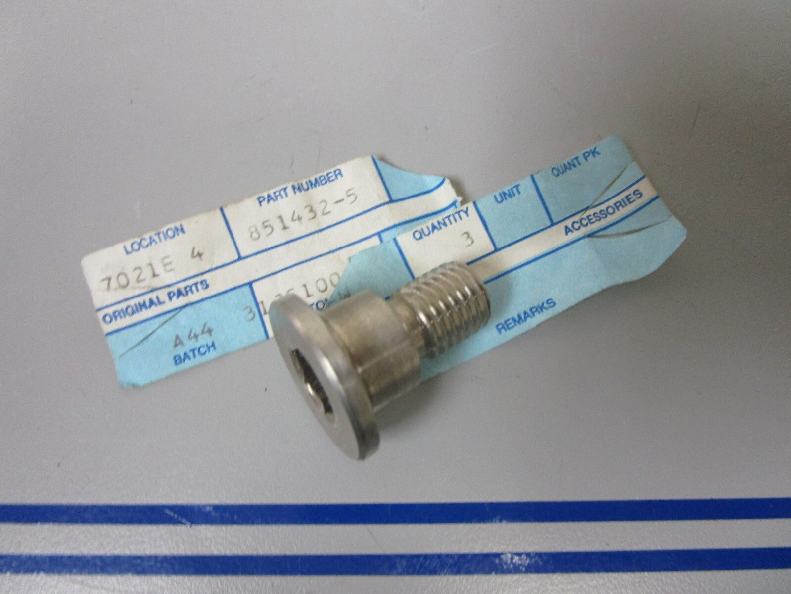 *NEW OEM* 0810 Volvo Penta Shoulder Screw 851432