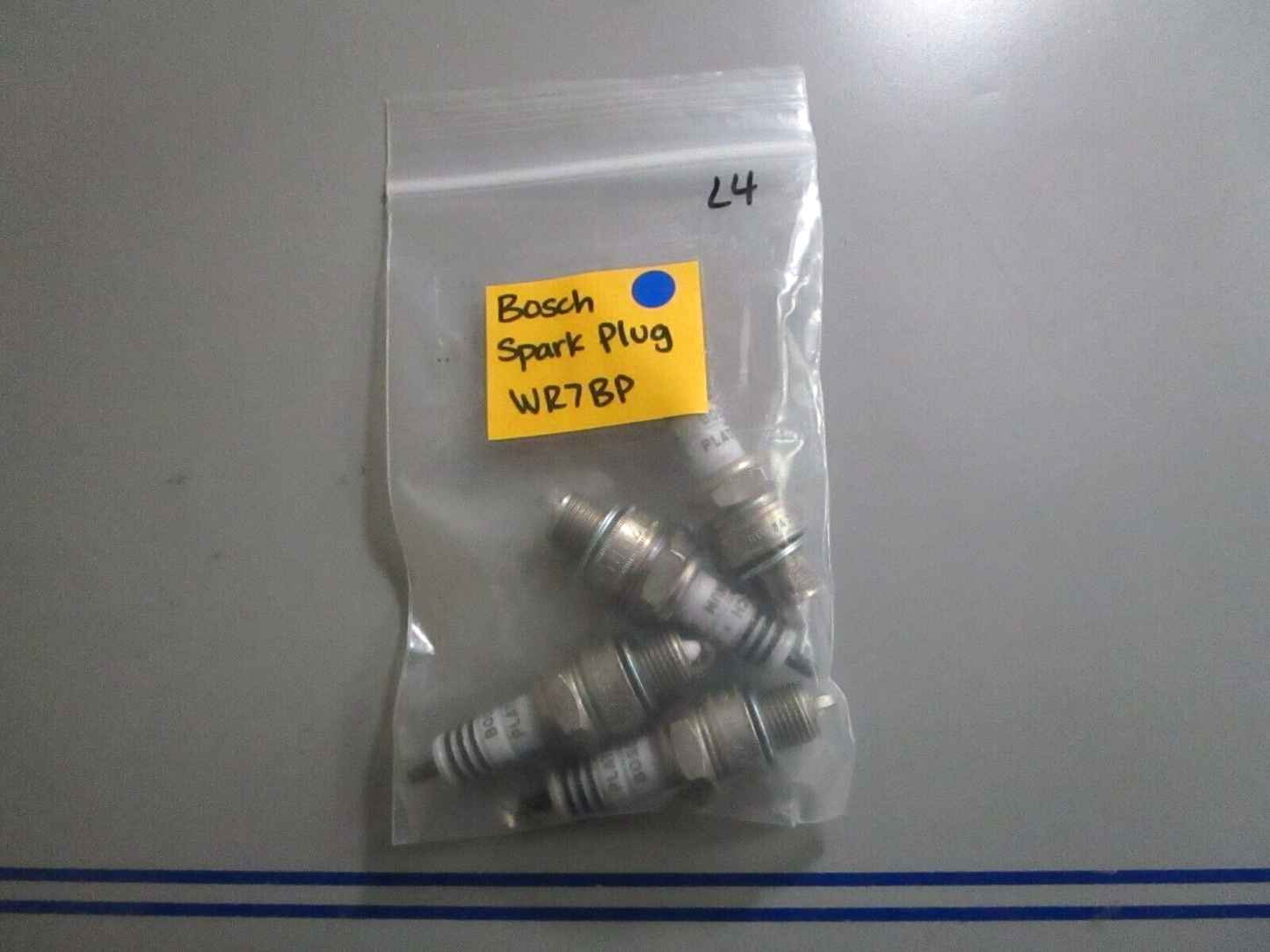 *NEW OEM* (LOT OF 4) 0810 Bosch Spark Plug WR7BP