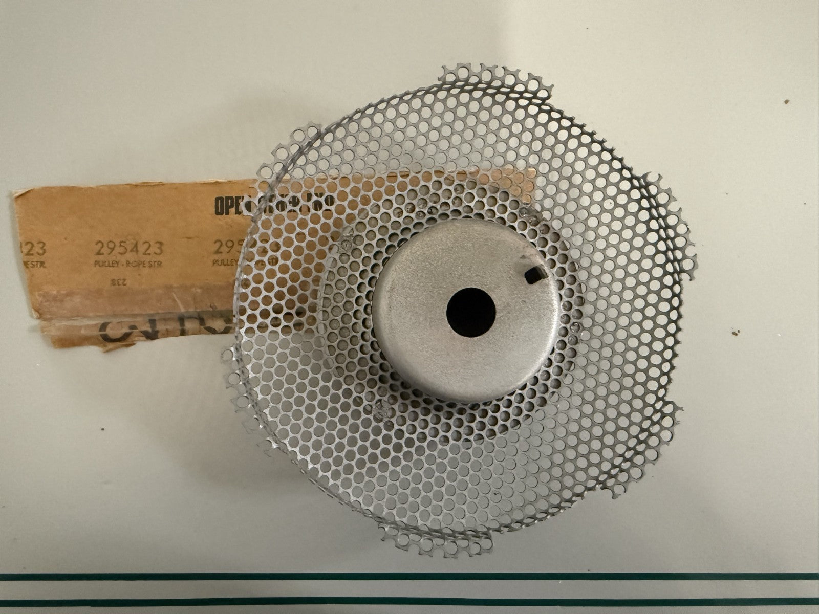 NEW OEM 295423 Briggs & Stratton Pulley & Screen 0820