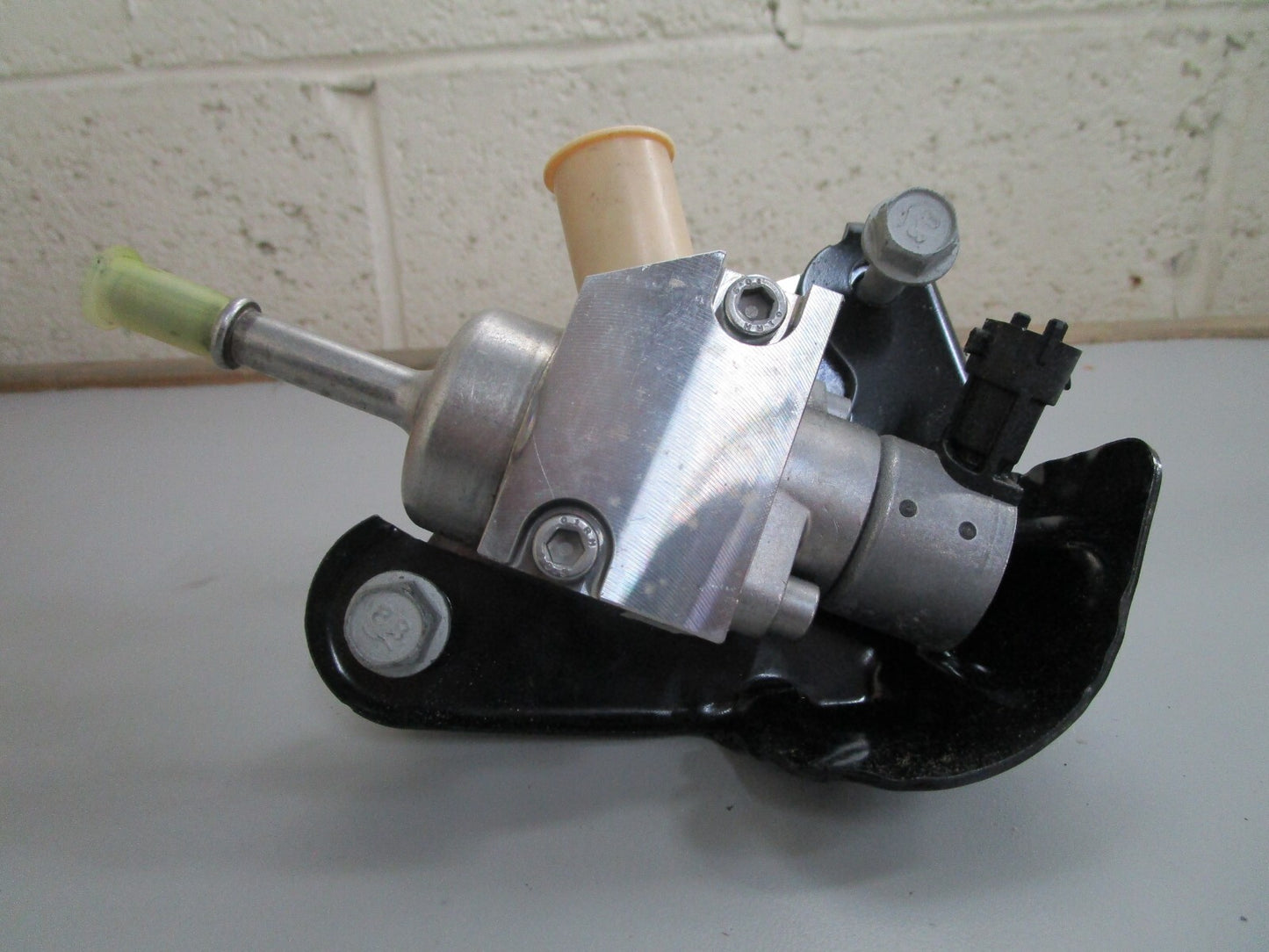 *NEW OEM* 0820 Volvo Penta Fuel Pump 22844945