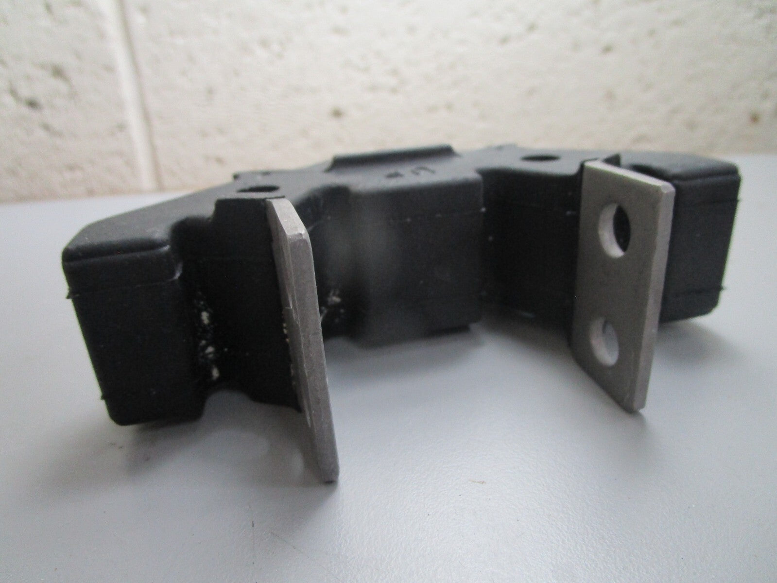 *NEW OEM* 0820 Suzuki Lower Mount 54160-93E02