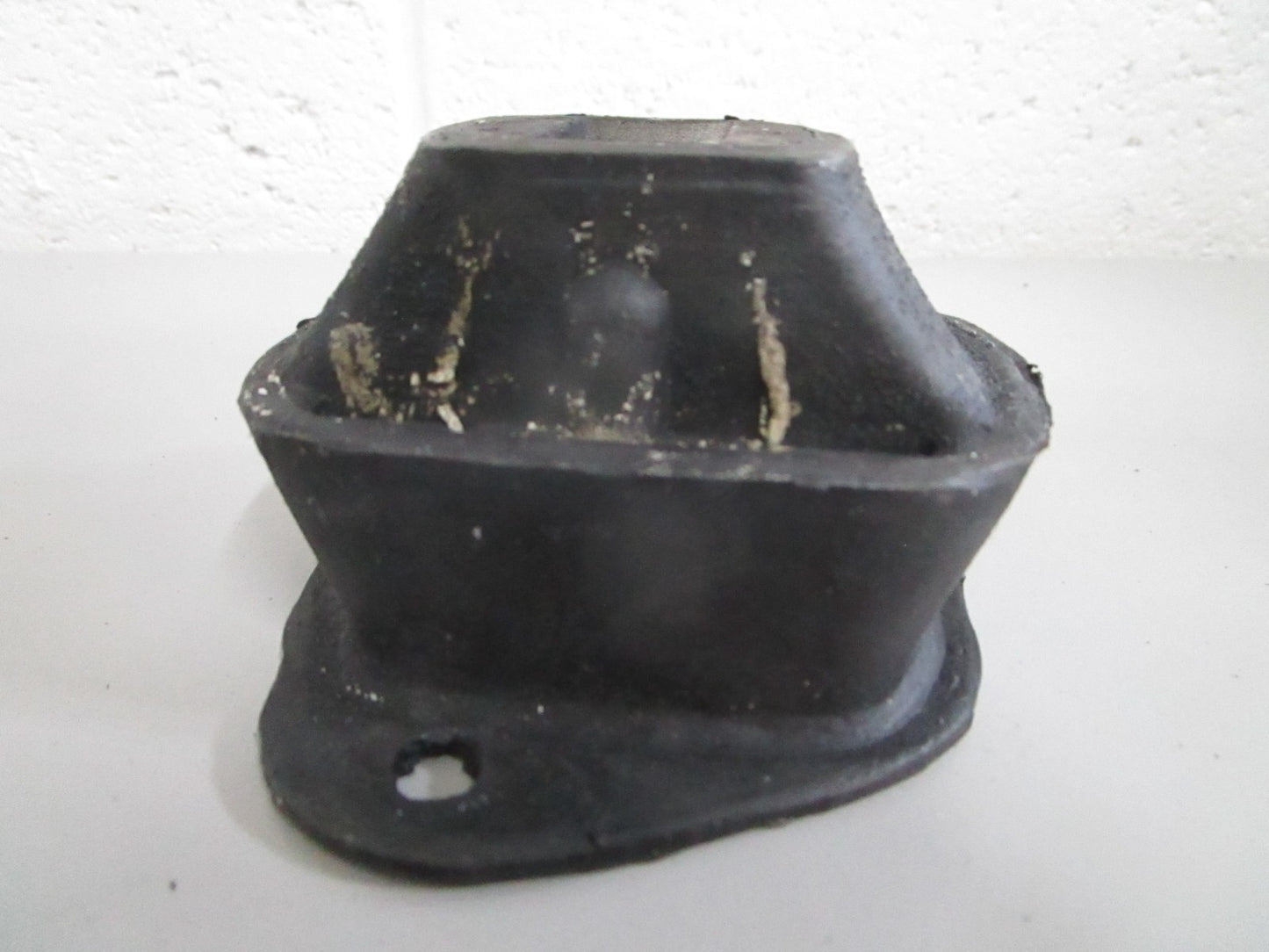 NEW OEM 6152230112 Mercedes-Benz Engine Mount 0820