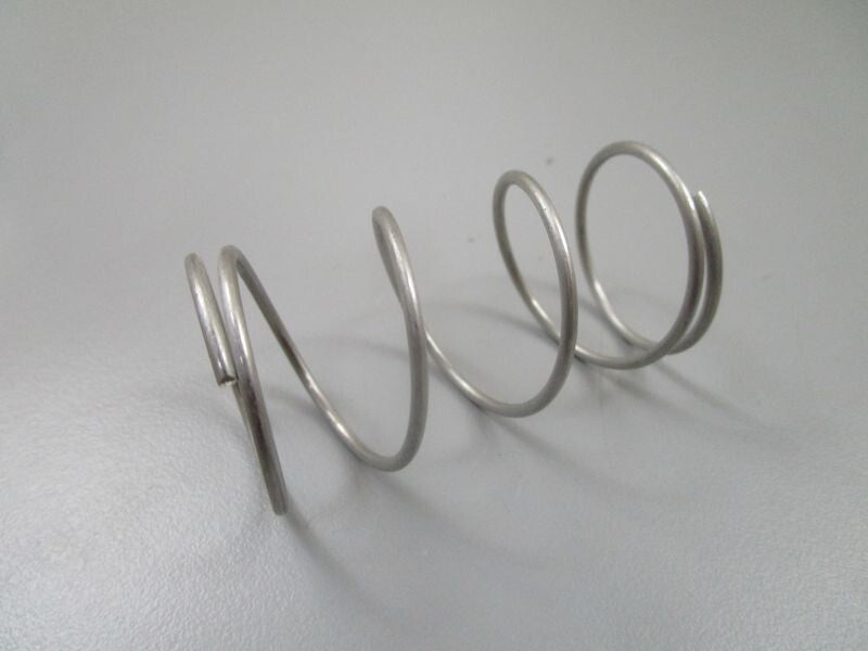 *NEW OEM* 0770 OMC Johnson Evinrude Spring 204913 0204913