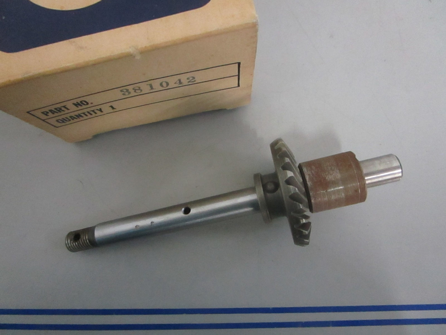 NEW OEM 381042 0381042 OMC Johnson Evinrude Propeller Shaft 0820