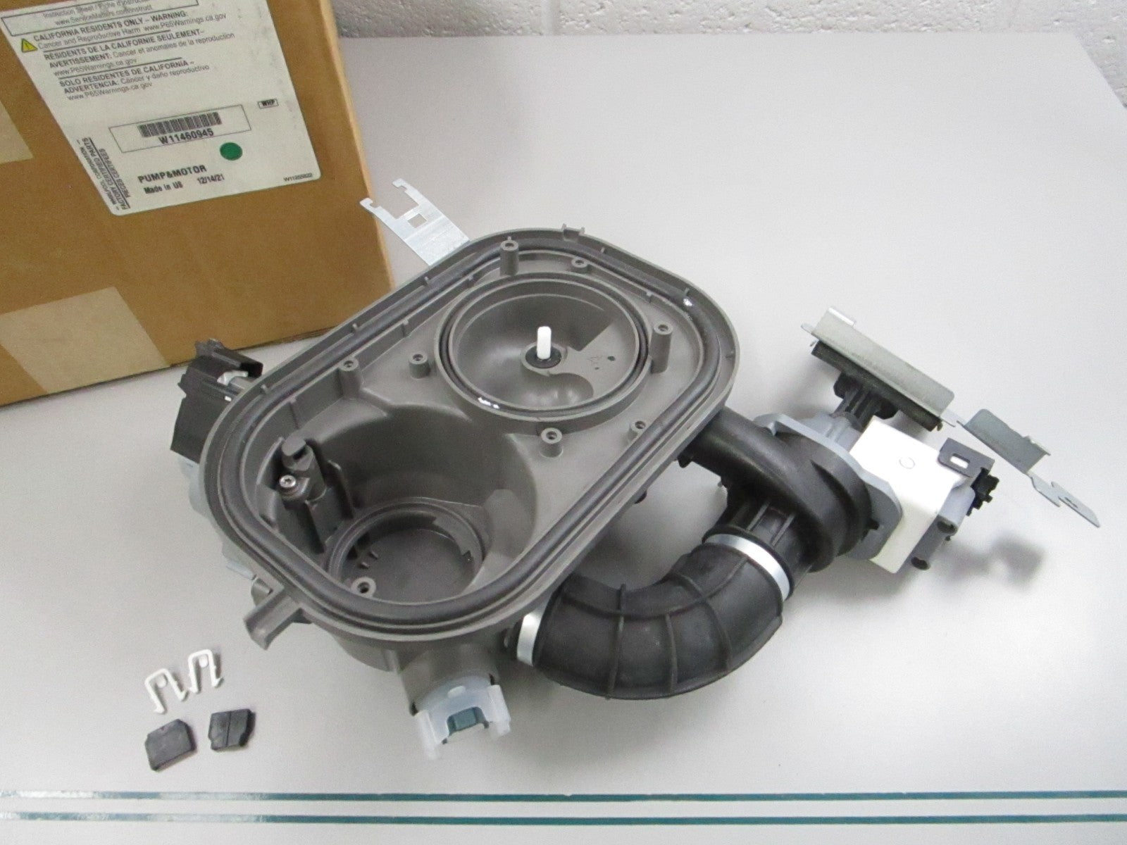 NEW OEM W11460945 Whirlpool Pump & Motor 0810