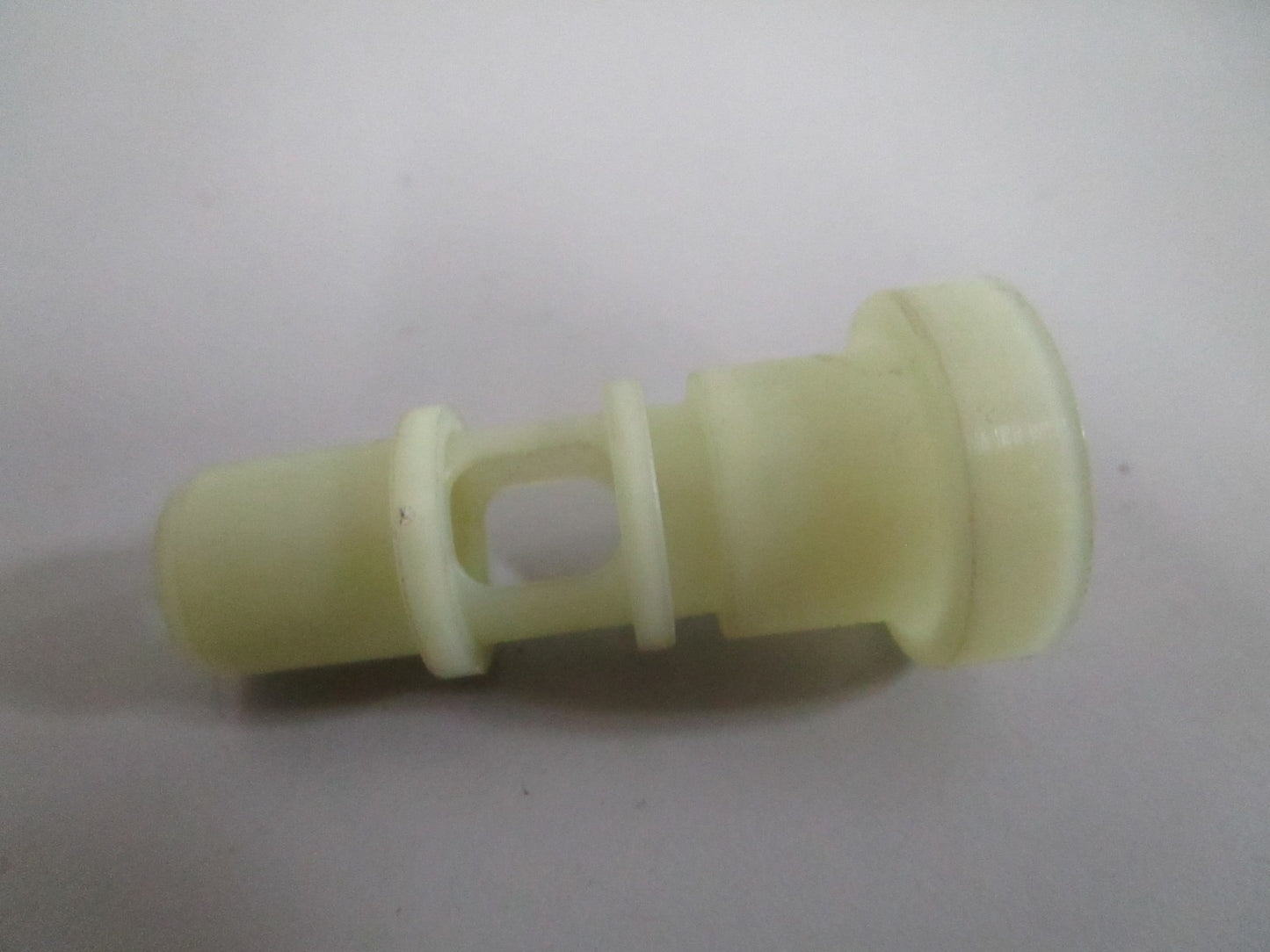 NEW OEM 1030780283 Mercedes-Benz Fuel Injector Nozzle Holder 0820