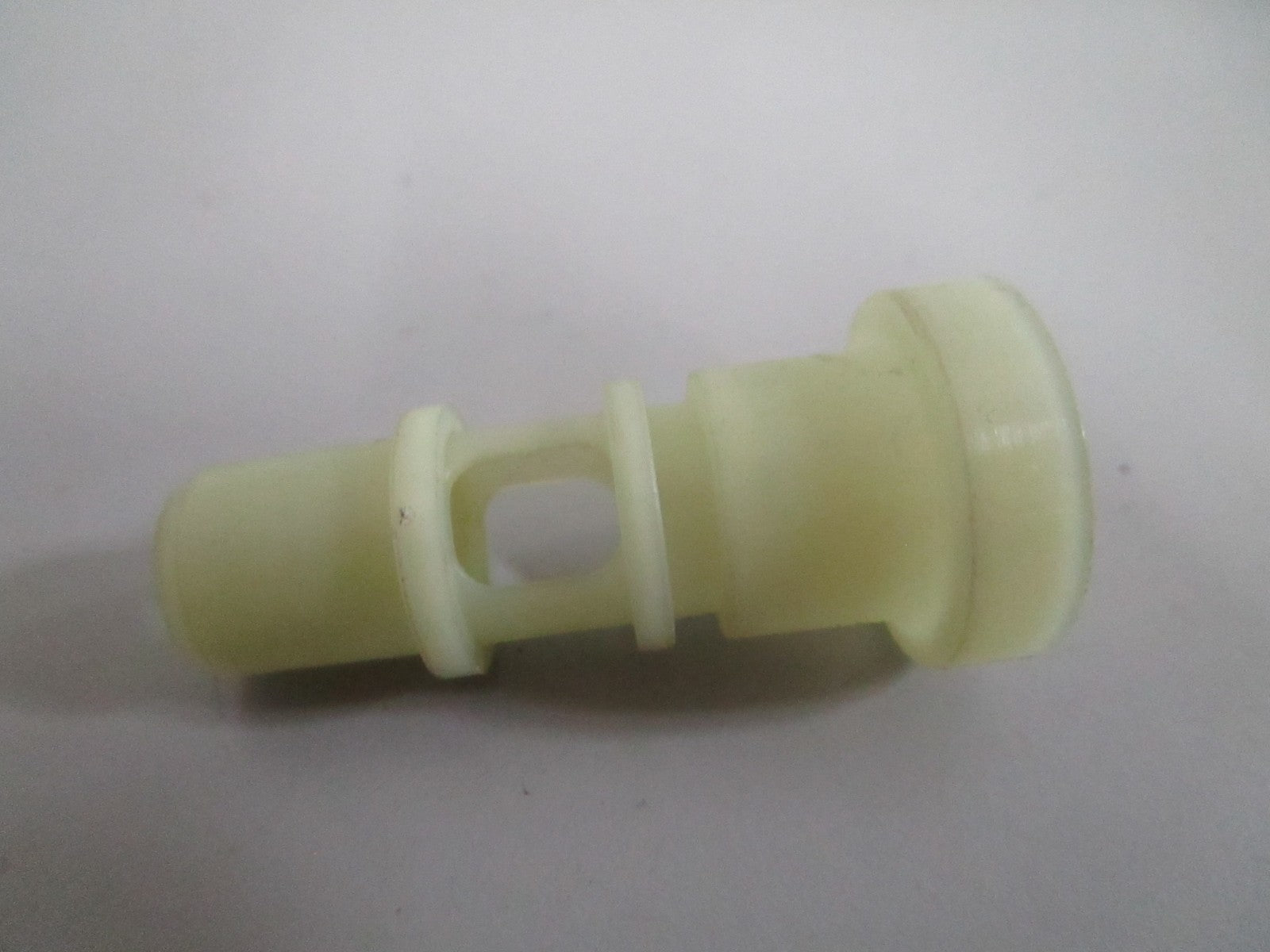 NEW OEM 1030780283 Mercedes-Benz Fuel Injector Nozzle Holder 0820