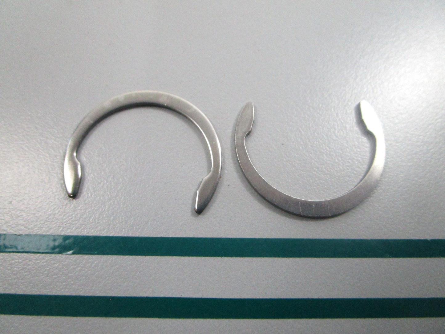 NEW OEM (LOT OF 2) 336110 0336110 OMC Johnson Evinrude Retaining Clip 0810