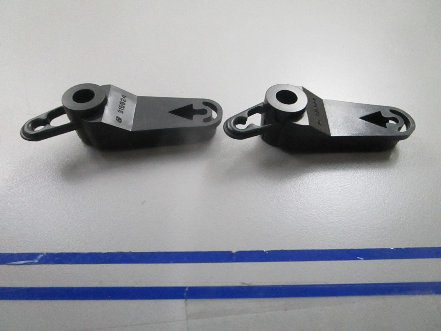 *NEW OEM* (LOT OF 2) 0810 OMC Johnson Evinrude Adjustment Arm 315924 0315924