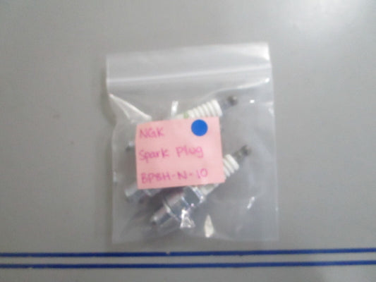 *NEW* (LOT OF 3) 0810 NGK Spark Plug BP8H-N-10