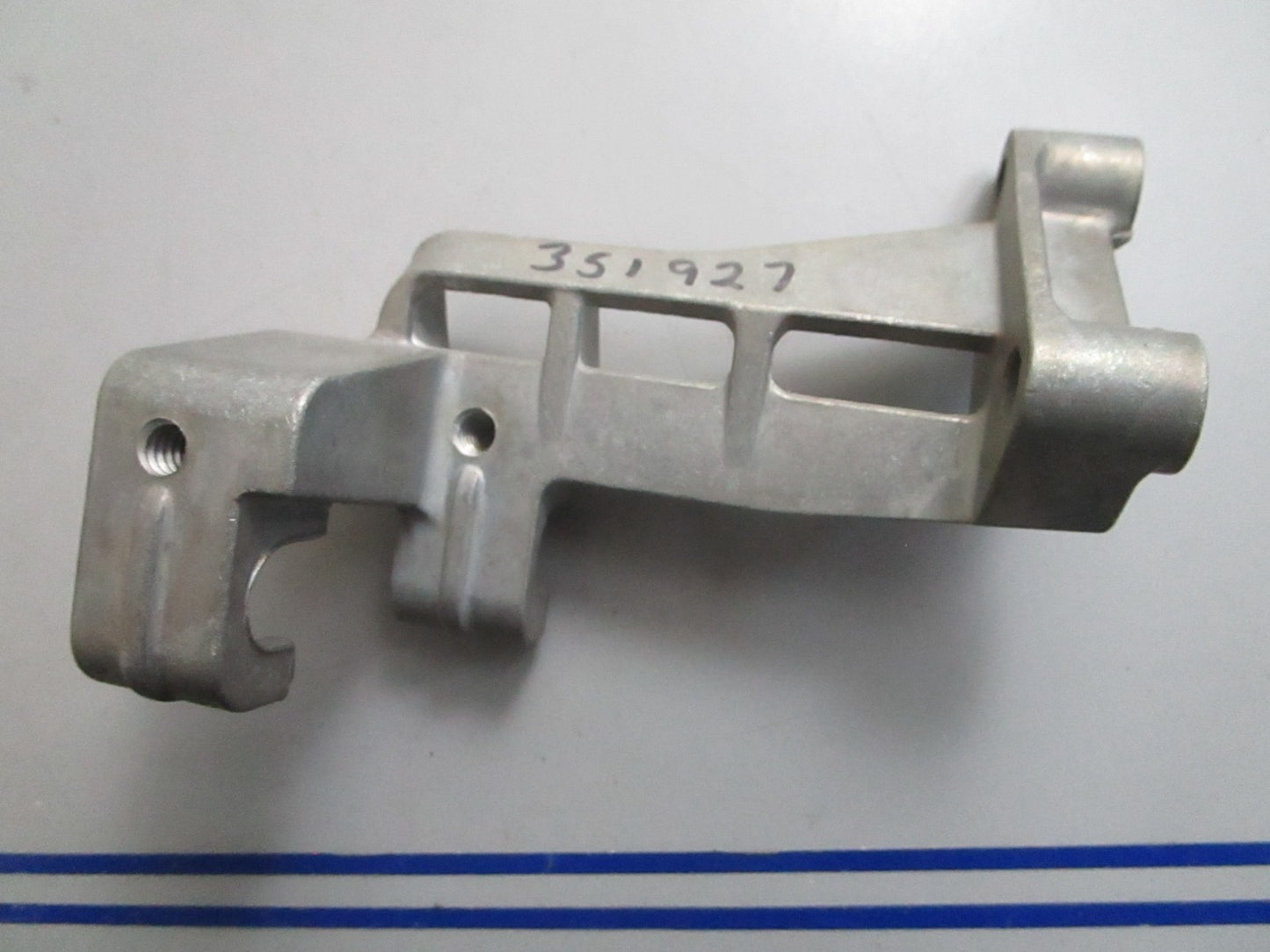 *NEW OEM* 0820 OMC Johnson Evinrude Trunnion Bracket 351927 0351927