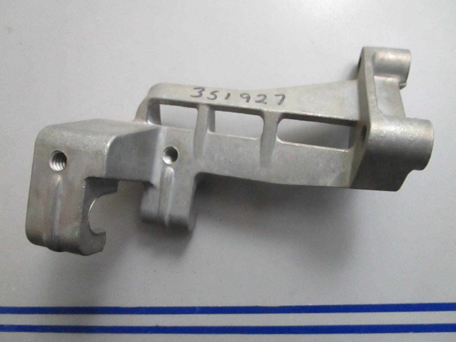 *NEW OEM* 0820 OMC Johnson Evinrude Trunnion Bracket 351927 0351927