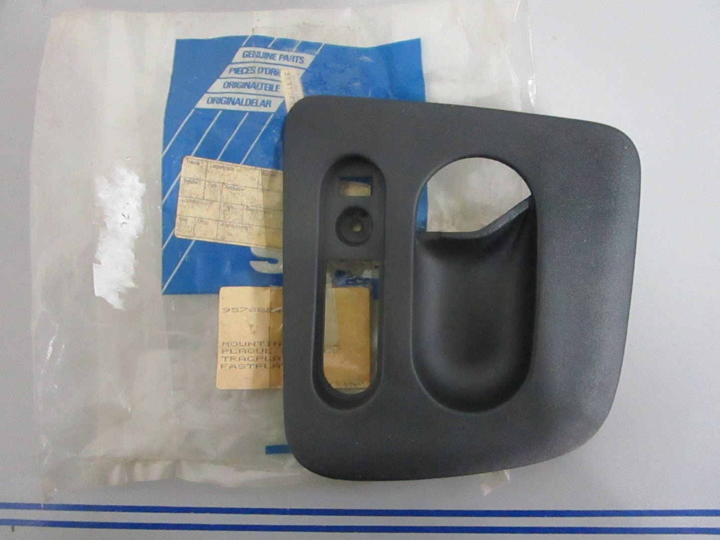 NEW OEM 9578824 Saab Mounting Plate 0820
