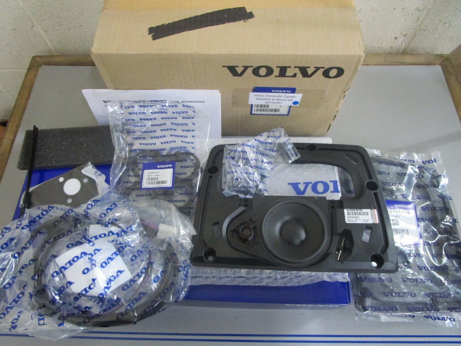 *NEW OEM* 0820 Volvo Penta Dynaudio Center Speaker & Mount Kit 30752351